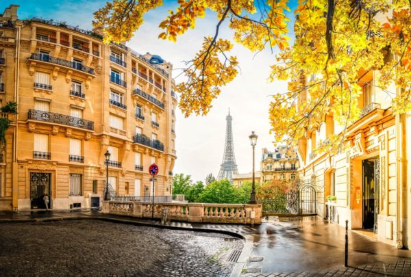 Séjour-scolaire-France-Paris-Ruelle-de-Paris-Vue-sur-la-Tour-Eiffel